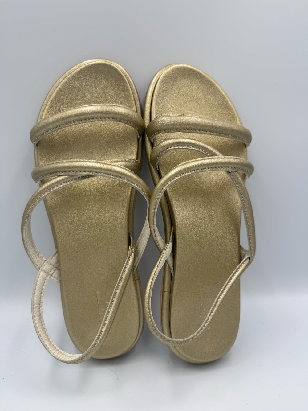 OluKai Gold Strappy Women’s Sandals, size 9 (920515 - FAFA)